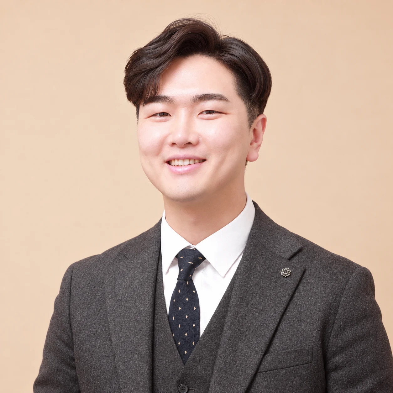 노리주간보호센터 대표 김동욱. 정장 차림으로 웃고 있는 모습