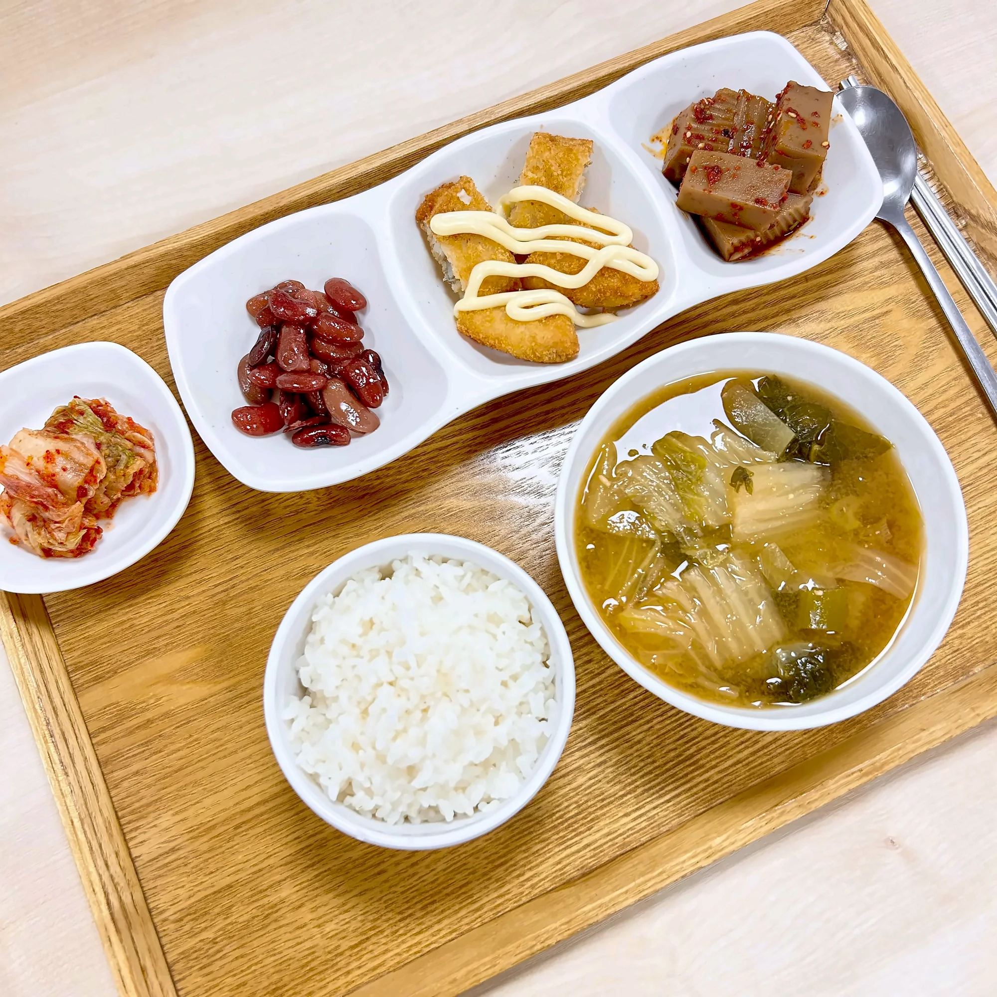 나무 쟁반에 차린 점심. 흰밥과 배춧국, 생선까스·콩조림·묵 등 반찬 네 가지