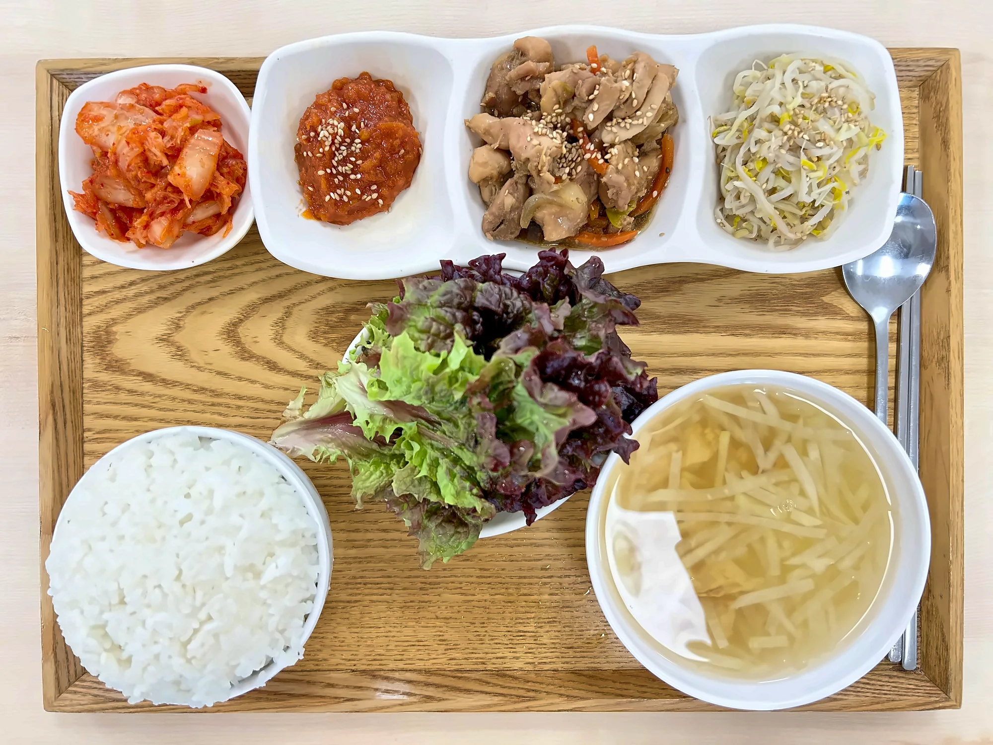 나무 쟁반에 차린 점심. 돼지고기볶음과 상추 쌈, 쌈장, 콩나물무침